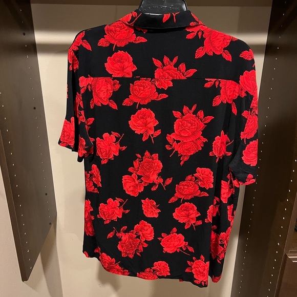 Forever 21 Black and Red Floral Men's Shirt - Picture 2 of 3
